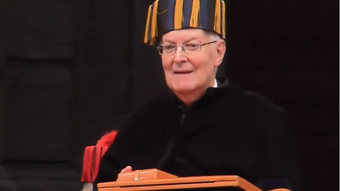 Víctor García de la Concha recibe el grado de doctor «honoris causa» de la UNAM.