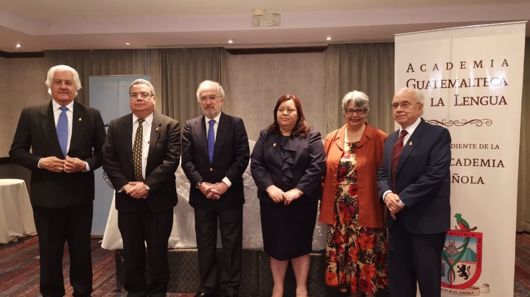 El director de la RAE, con miembros de la Academia Guatemalteca de la Lengua (foto: AGL)