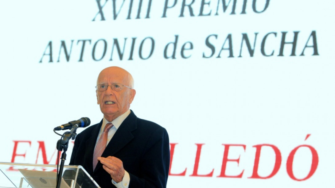 Emilio Lledó durante su discurso en la entrega del Premio Antonio de Sancha (2014).