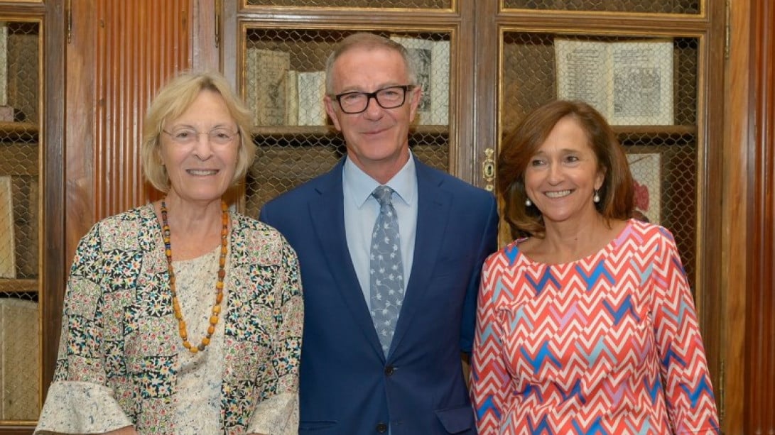 Soledad Puértolas junto al ministro de Cultura y Deporte, José Guirao, y la directora de la BNE, Ana Santos. 