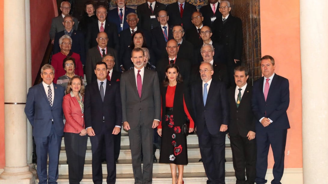 Los reyes y el director de la RAE y presidente de la ASALE, Santiago Muñoz Machado, con los directores de las Academias de la Lengua Española en el XVI Congreso de la ASALE (foto: Casa Real)