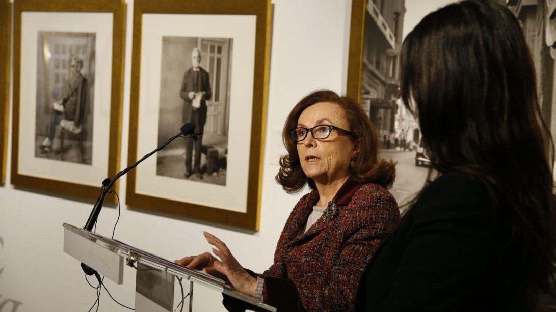 Aurora Egido, secretaria de la RAE, inaugura «En blanco y negro. Otras miradas académicas» (foto: Cajasol)