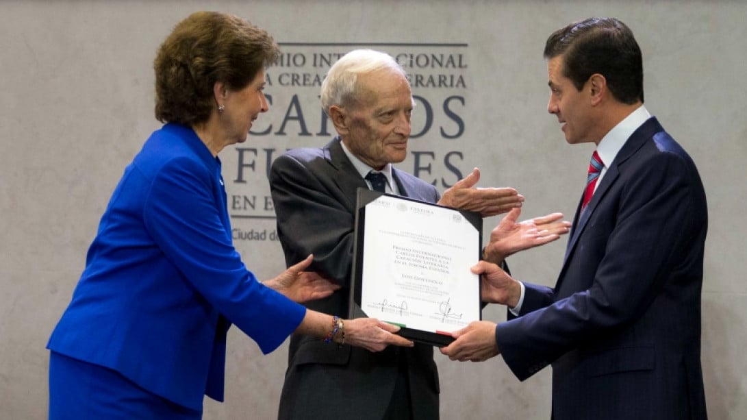 La secretaria de Cultura Federal M.ª Cristina García Cepeda y el presidente mexicano Enrique Peña Nieto entregan el galardón. Foto: Gobierno de México.