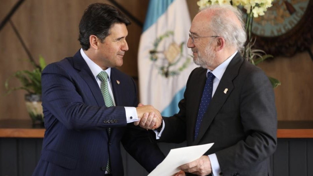 Emoción Adicto segmento El director de la RAE y presidente de la ASALE, Santiago Muñoz Machado,  visita la Academia Guatemalteca de la Lengua | Noticia | Asociación de  Academias de la Lengua Española