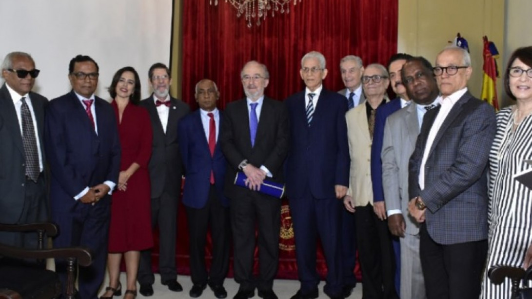 Santiago Muñoz Machado, con los miembros de la Academia Dominicana de la Lengua (foto: Academia Dominicana de la Lengua) 