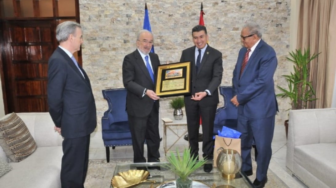 Encuentro del director de la RAE con el presidente en la Corte Suprema de Justicia de Honduras, el magistrado Rolando Edgardo Argueta Pérez (foto: AHL)