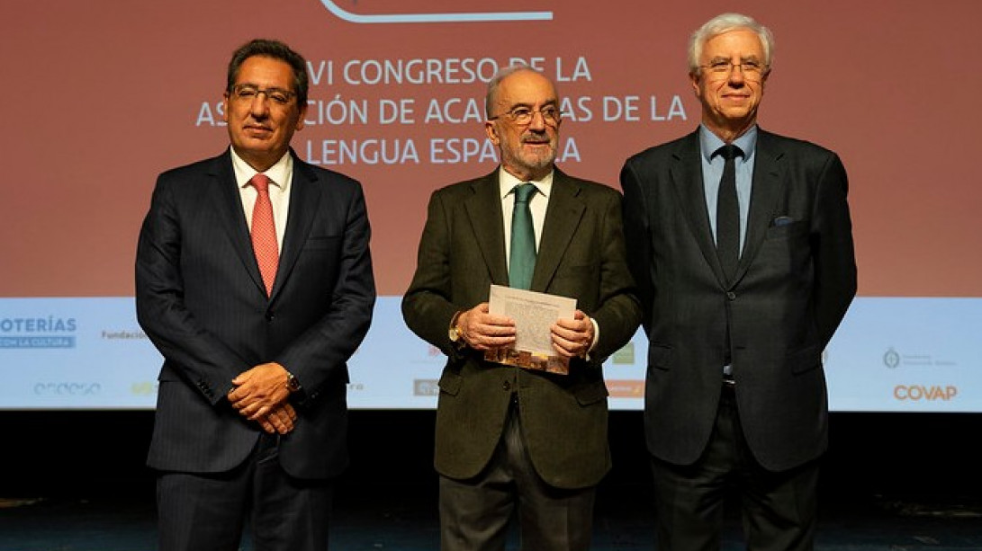 Antonio Pulido, presidente de la Fundación Cajasol; Santiago Muñoz Machado, director de la RAE y presidente de la ASALE; y José Manuel Sánchez Ron, vicedirector de la RAE (foto: RAE)