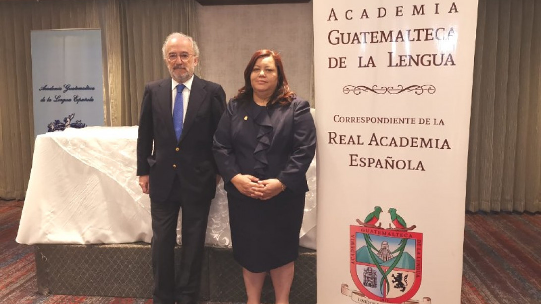 El director de la RAE y la directora de la AGL en rueda de prensa (foto: AGL)