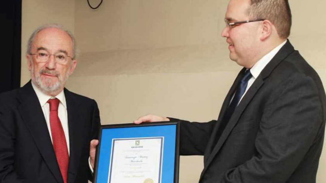 Muñoz Machado es nombrado en la Universidad Alberto Masferrer «visita honorable» de la ciudad de San Salvador y «huésped distinguido» de la Universidad. En la imagen, Francisco Rivera, alcalde en funciones de San Salvador. (foto: ASL)