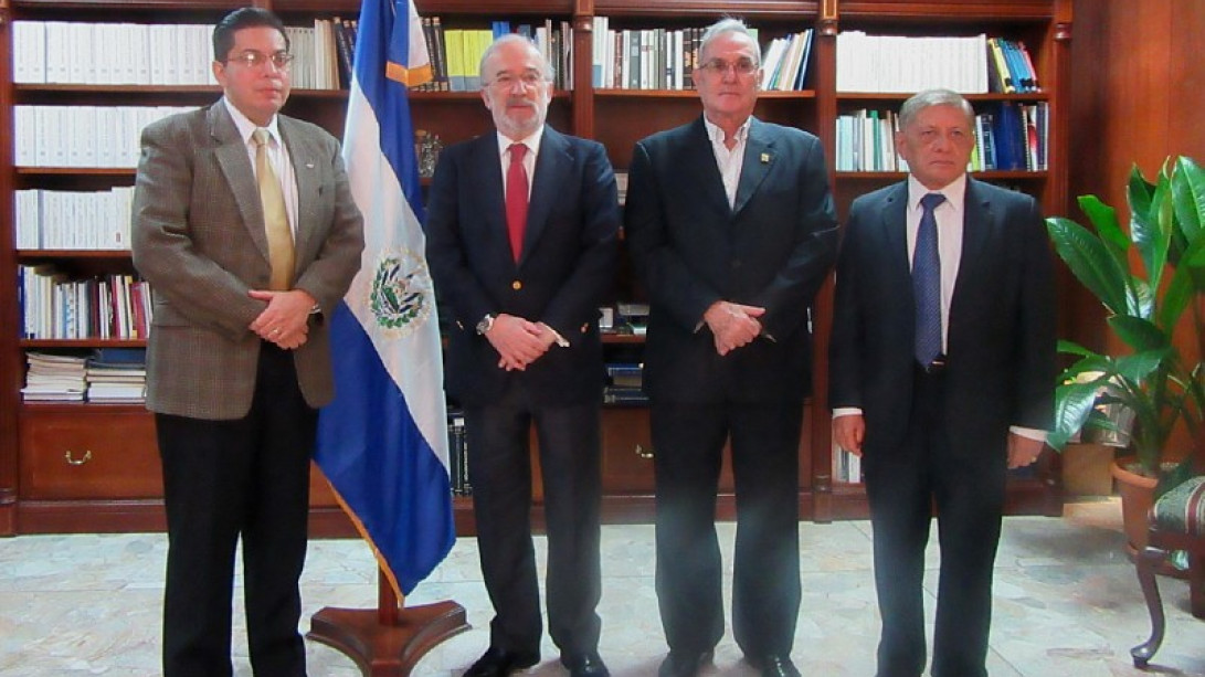 Aldo Cáder, magistrado propietario de la Sala de lo Constitucional; Santiago Muñoz Machado, director de la RAE; Eduardo Badía Serra, director de la ASL; y Mario García Aldana, vicedirector de la corporación (foto: ASL)