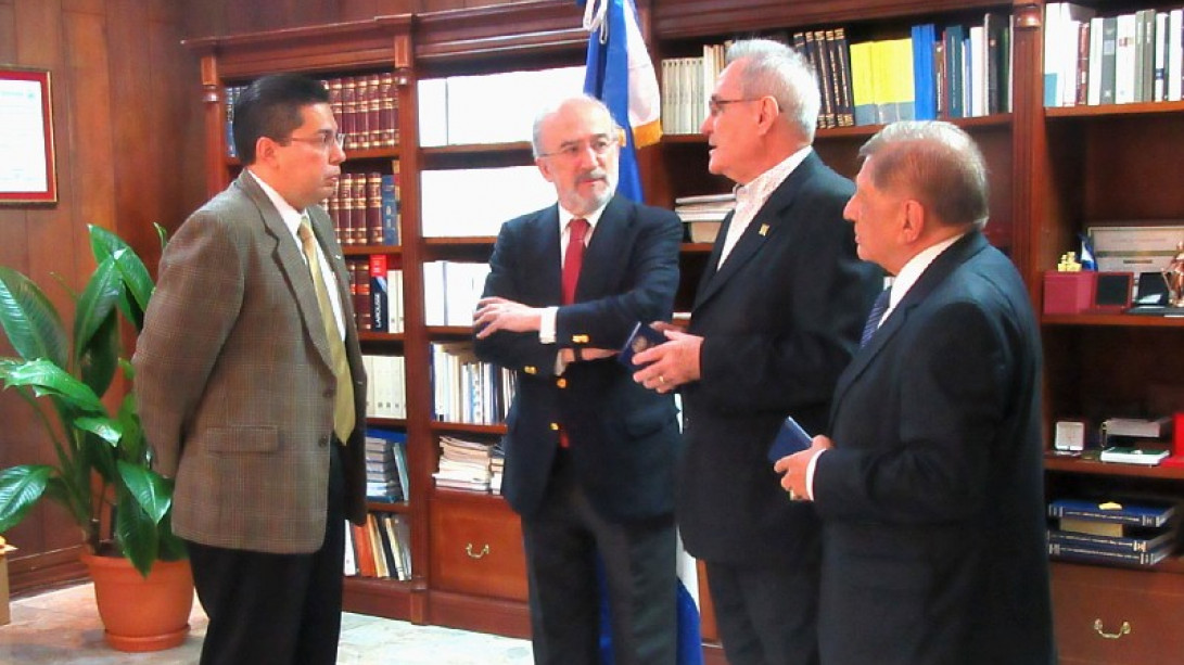 Reunión con Aldo Cáder, magistrado propietario de la Sala de lo Constitucional, en la Corte Suprema de Justicia en San Salvador (foto: ASL).