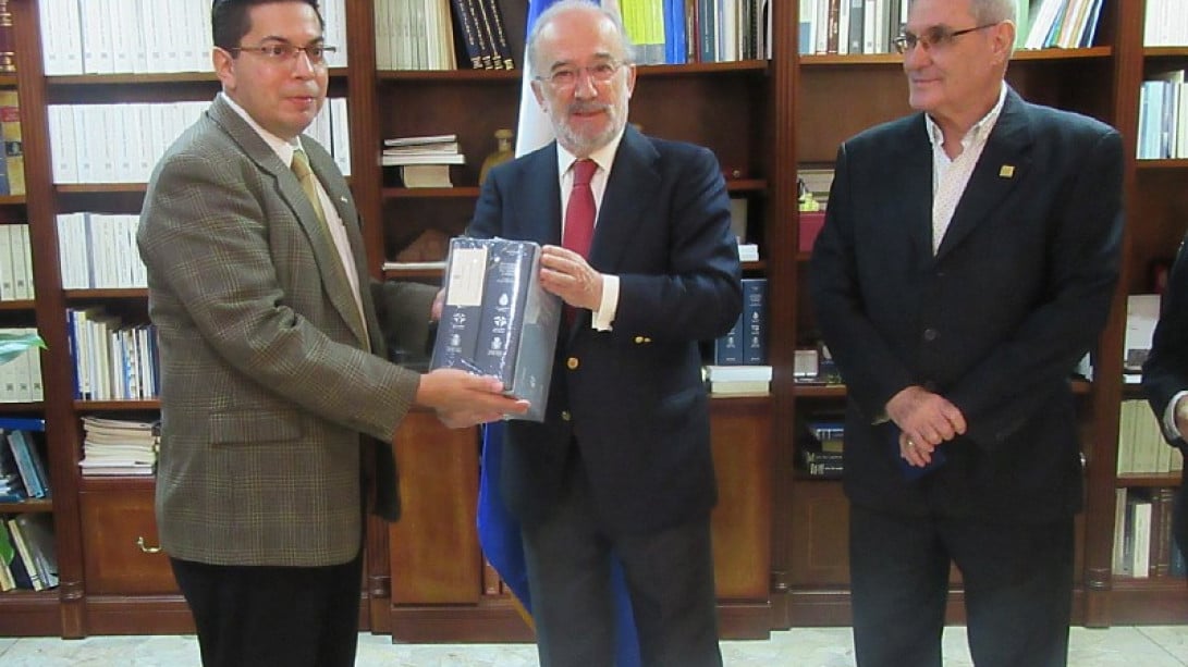 El director de la RAE ha hecho entrega a Cáder de ejemplares del «Diccionario panhispánico del español jurídico» (foto: ASL).