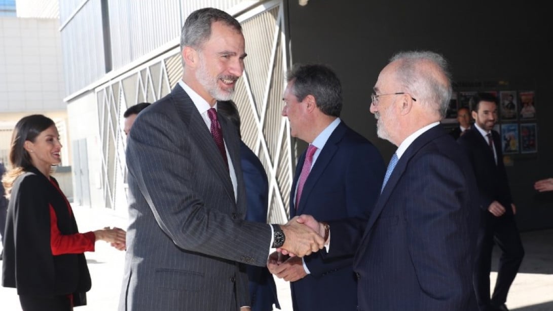 Felipe VI saluda al director de la RAE, Santiago Muñoz Machado, a su llegada al Cartuja Center de Sevilla (foto: Casa Real)