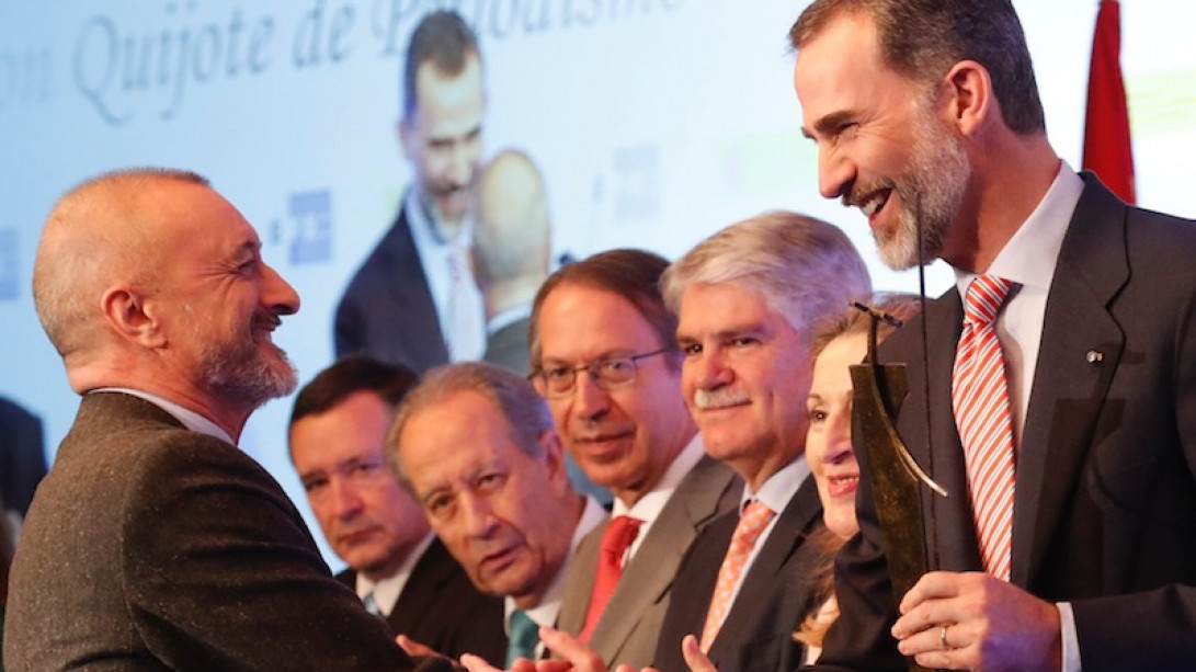 El rey Felipe VI entrega el premio a Arturo Pérez-Reverte. © Casa de S. M. el Rey