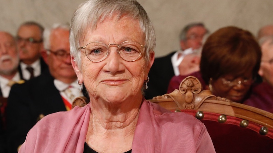 Paz Battaner durante la lectura de su discurso de ingreso en la RAE.