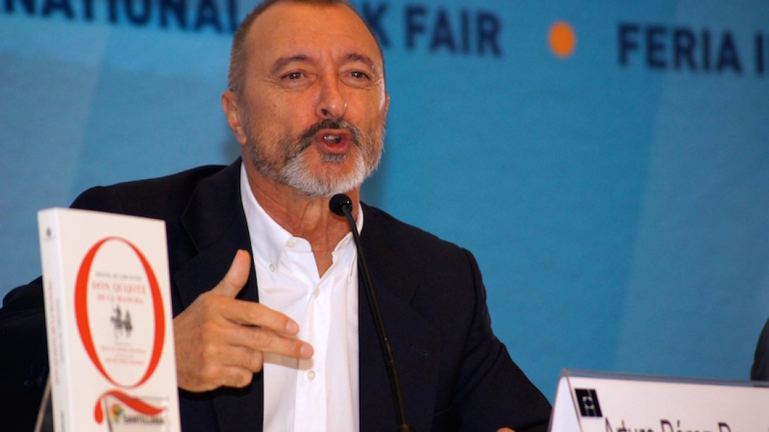 Arturo Perez-Reverte durante su encuentro con mil jóvenes en Guadalajara.