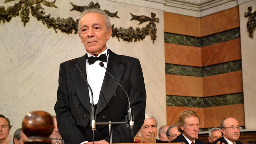 José Luis Gómez tras la lectura de su discurso de ingreso.