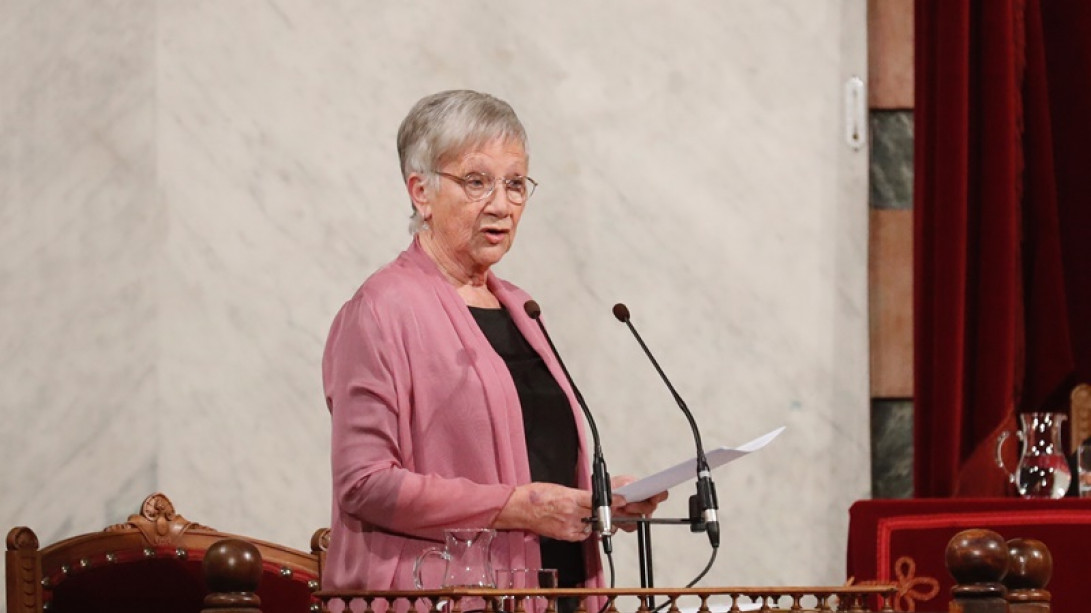 Paz Battaner durante la lectura de su discurso de ingreso en la RAE.