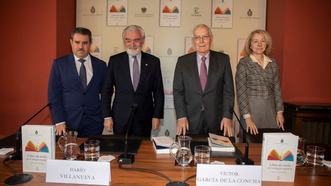 Foto de familia con los participantes en el acto.