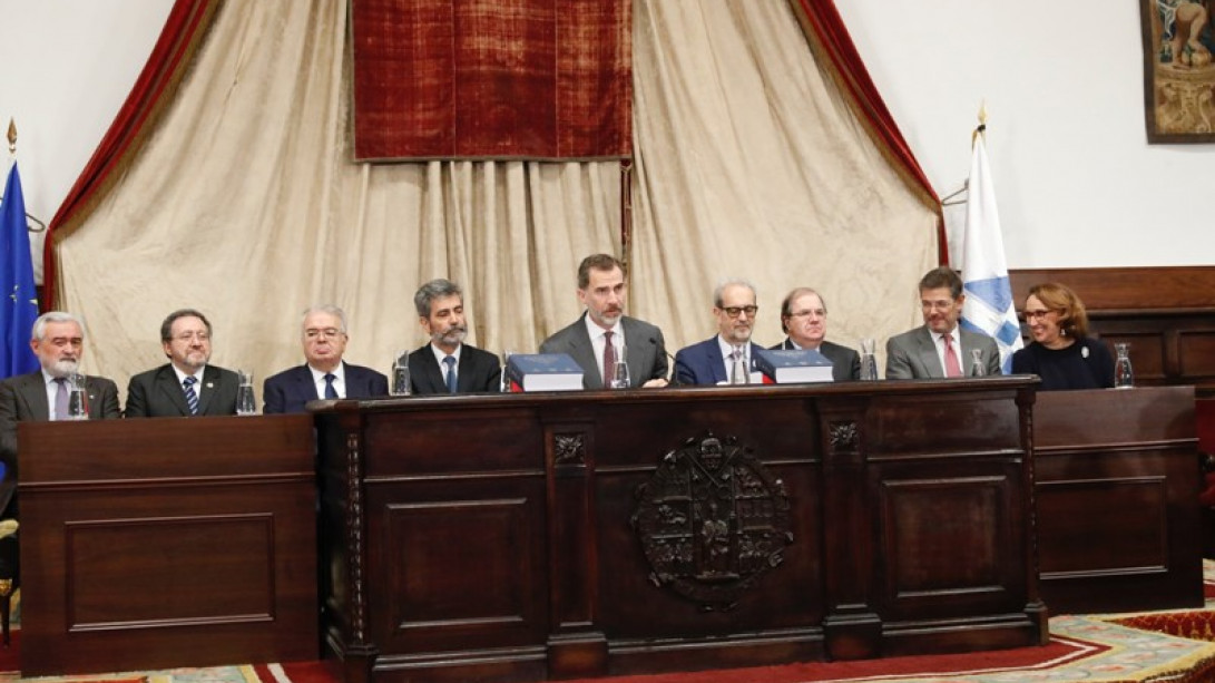 La mesa presidencial en el paraninfo de la USAL. Foto: © Casa de S.M. el Rey