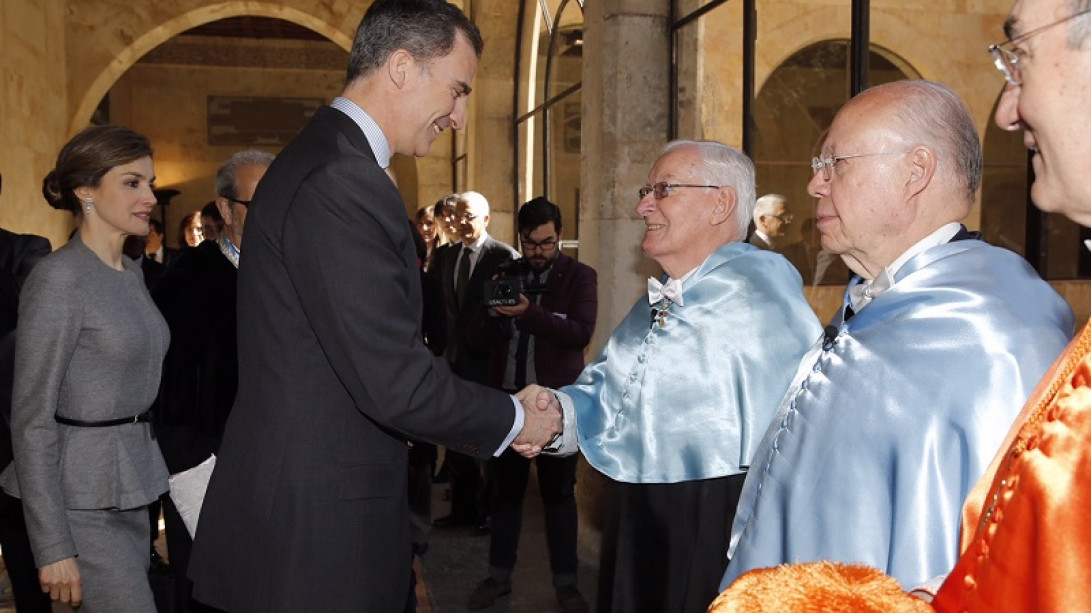 El rey Felipe VI saluda a García de la Concha antes de la investidura. Foto: Casa Real.