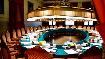 Salón de plenos de la RAE