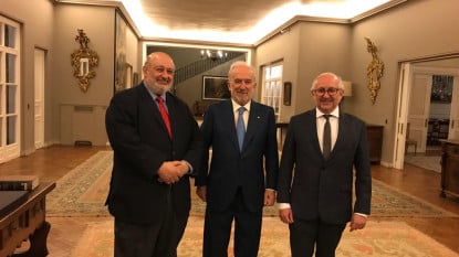 El presidente de la Academia Nacional de Letras de Uruguay, Wilfredo Penco, el director de la RAE, Santiago Muñoz Machado; y el ministro de Educación y Cultura, Pablo da Silveira.