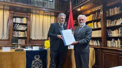 El académico Darío Villanueva, miembro ilustre de la Academia Chilena de la Lengua