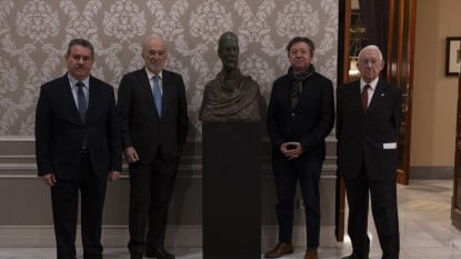 La RAE recibe la donación de un busto de Rufino José Cuervo