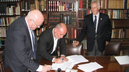 El presidente de la AAL, José Luis Moure; el director de la  DGE, Jaime Correas, y el secretario general de la AAL Rafael Felipe Oteriño.