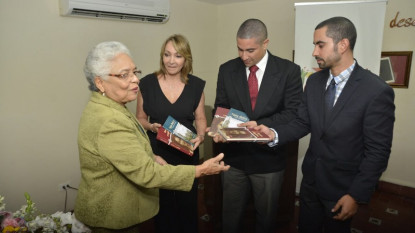 La directora de la Academia panameña entrega los ejemplares de la obra de Stella Sierra a su familia.