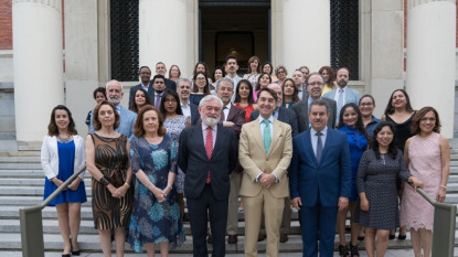 Estudiantes, profesores y académicos en las escalinatas de la RAE. Curso 2017-2018.