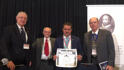 Francisco Javier Pérez con los académicos de la ANLE.