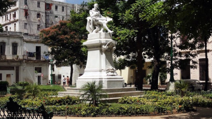 Estatua de Cervantes en el Centro Histórico de La Habana.