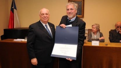 Alfredo Matus y Jaime Collyer, premio Academia. Foto: Academia Chilena de la Lengua.