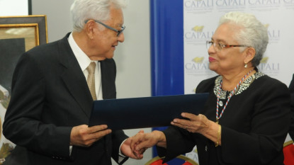 Pedro Rivera junto a Margarita Vásquez, directora de la Academia Panameña de la Lengua.