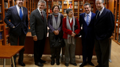Los miembros de la Comisión Permanente junto con los académicos Pedro Álvarez de Miranda y José Antonio Pascual.