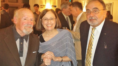 Manuel Durán acompañado por Rolena Adorno y Roberto González Echevarría 