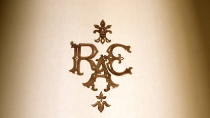 Siglas de la RAE sobre una cortina