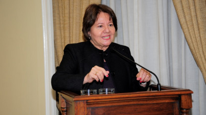 Victoria Espinosa durante su discurso de incorporación a la Academia Chilena.