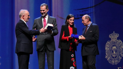 El académico de la RAE Francisco Rico y el director de la RAE, Santiago Muñoz Machado, hacen entrega a los reyes de España de las obras completas de Cervantes (foto: Casa Real)