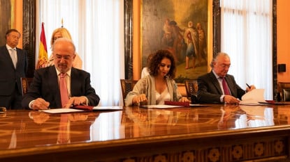 Santiago Muñoz Machado (director de la RAE), María Jesús Montero (ministra de Hacienda) y Jesús Huerta Almendro (presidente de SELAE).