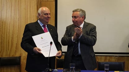 Alfredo Matus junto a Ennio Vivaldi, rector de la institución. Foto: Universidad de Chile.