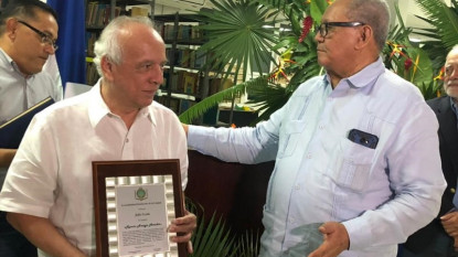 Julio Escoto y el director de la Academia Hondureña de la Lengua, Juan Ramón Martínez (foto: AHL).