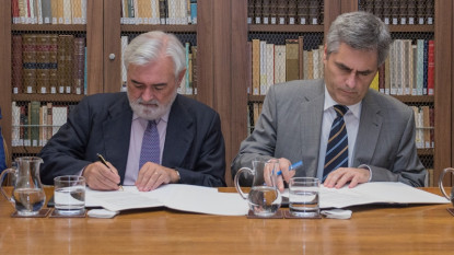 Darío Villanueva y el director de Operaciones en España del Grupo Santillana, Gustavo Patricio Leiva, firman el contrato.