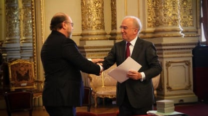 Manuel Piedecasas, presidente del Consejo de la Magistratura, y el académico Santiago Muñoz Machado suscriben el convenio.