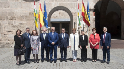 Los miembros de la Comisión Permanente con el presidente de La Rioja.
