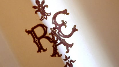 Las siglas de la RAE sobre una cortina.