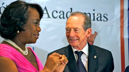 La ministra de Educación de Panamá con el director de la RAE (2011).