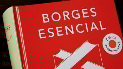 Detalle de la cubierta de «Borges esencial».